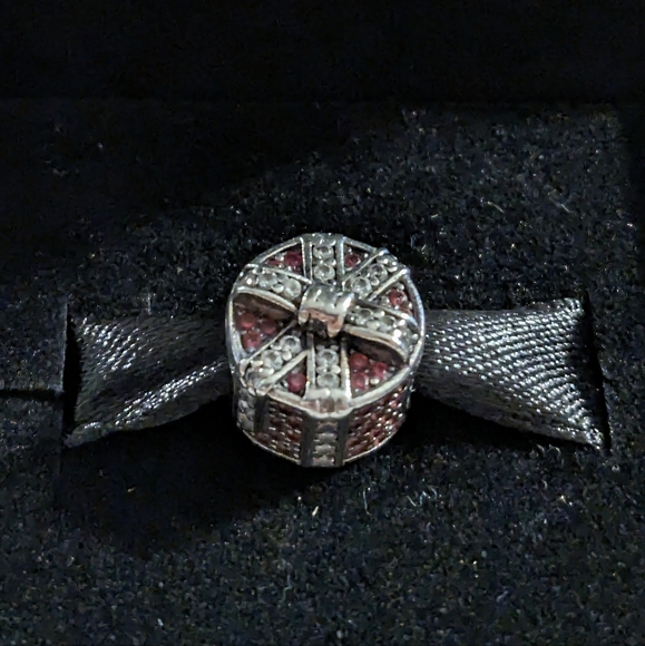Pandora Christmas present charm - Picture 9 of 13